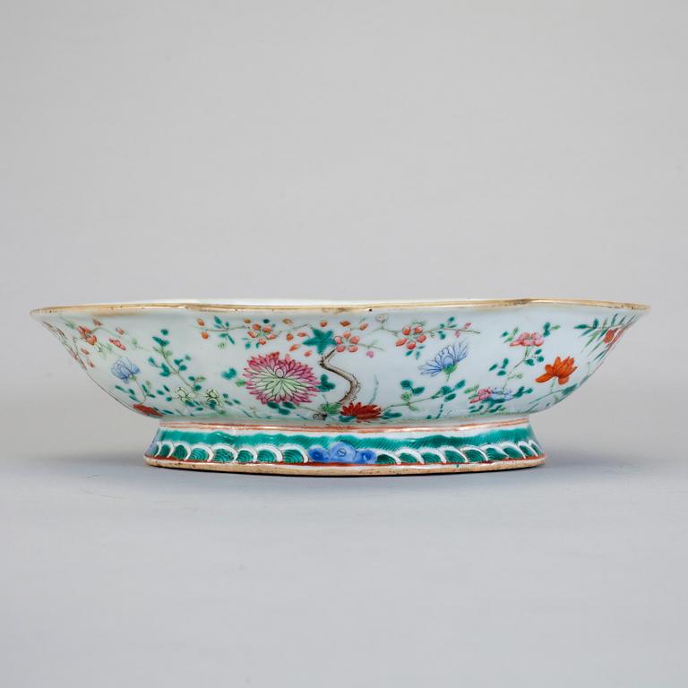 FAT på hög fot, porslin. Sen Qingdynasti, 1800-tal.