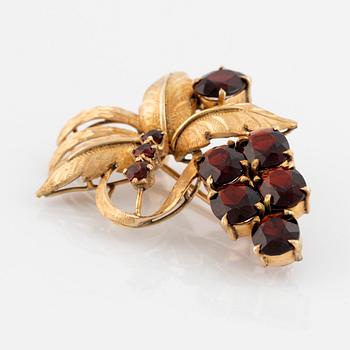 Gold and garnet flower brooch.