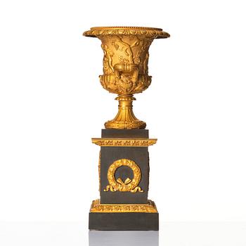 A French Empire gilded and patinated bronz urn, early 19th century.