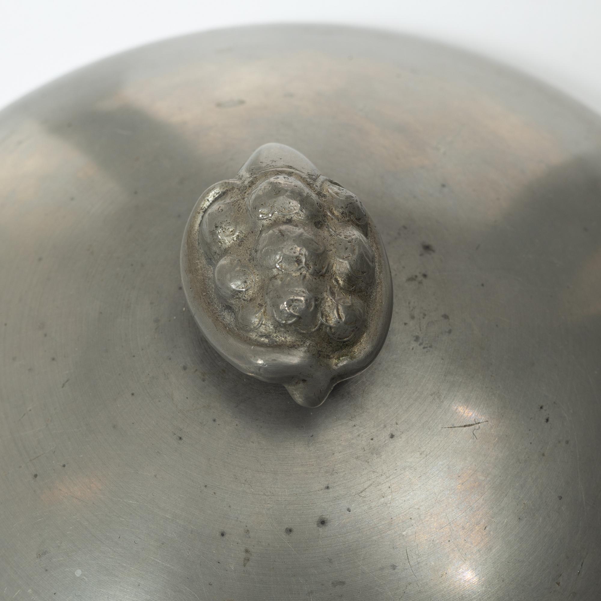 Firma Svenskt Tenn, a pewter bowl with cover, Stockholm 1925.