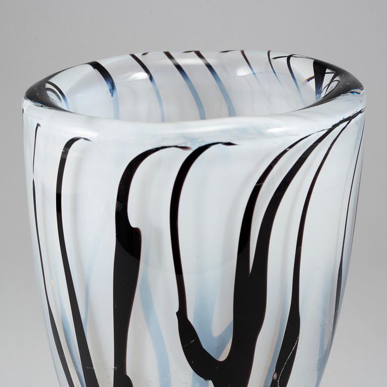 VICKE LINDSTRAND, a glass vase from Kosta, 1950's.