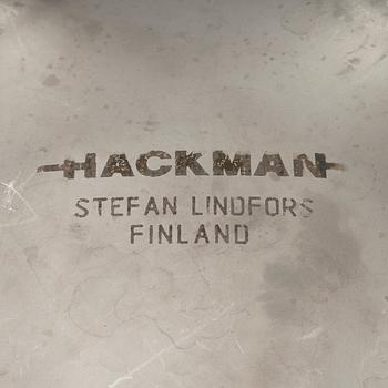 A STAINLESS STEEL SALAD BOWL AND CUTLERY BY STEFAN LINDFORS, Hackman, the late 20th century.