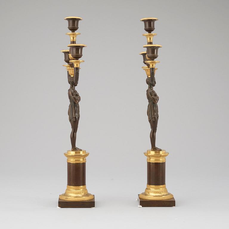 KANDELABRAR, för tre ljus, ett par. Empire, 1800-talets början.