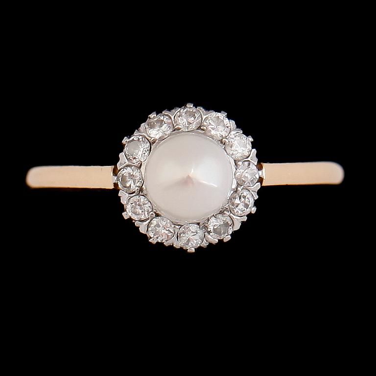 RING, 18 k guld, pärla och vita stenar, svenska stämplar 1929. Total vikt ca 2,5 g.