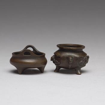 A pair of miniatyre censers, Qing dynasty, 19th Century.