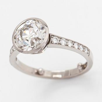 An 18K white gold ring, with an old cushion-cut diamond approximately 2.96 ct and brilliant-cut diamonds.