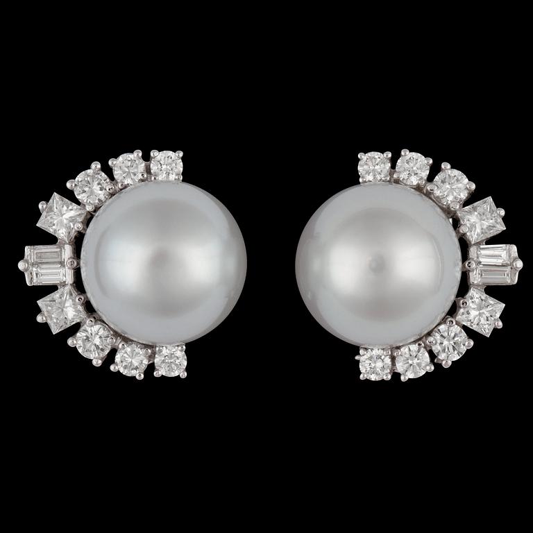 ÖRHÄNGEN, odlade South sea pärlor, 12,5 mm, prinsess- och baguette- slipade diamanter 1.52 ct.