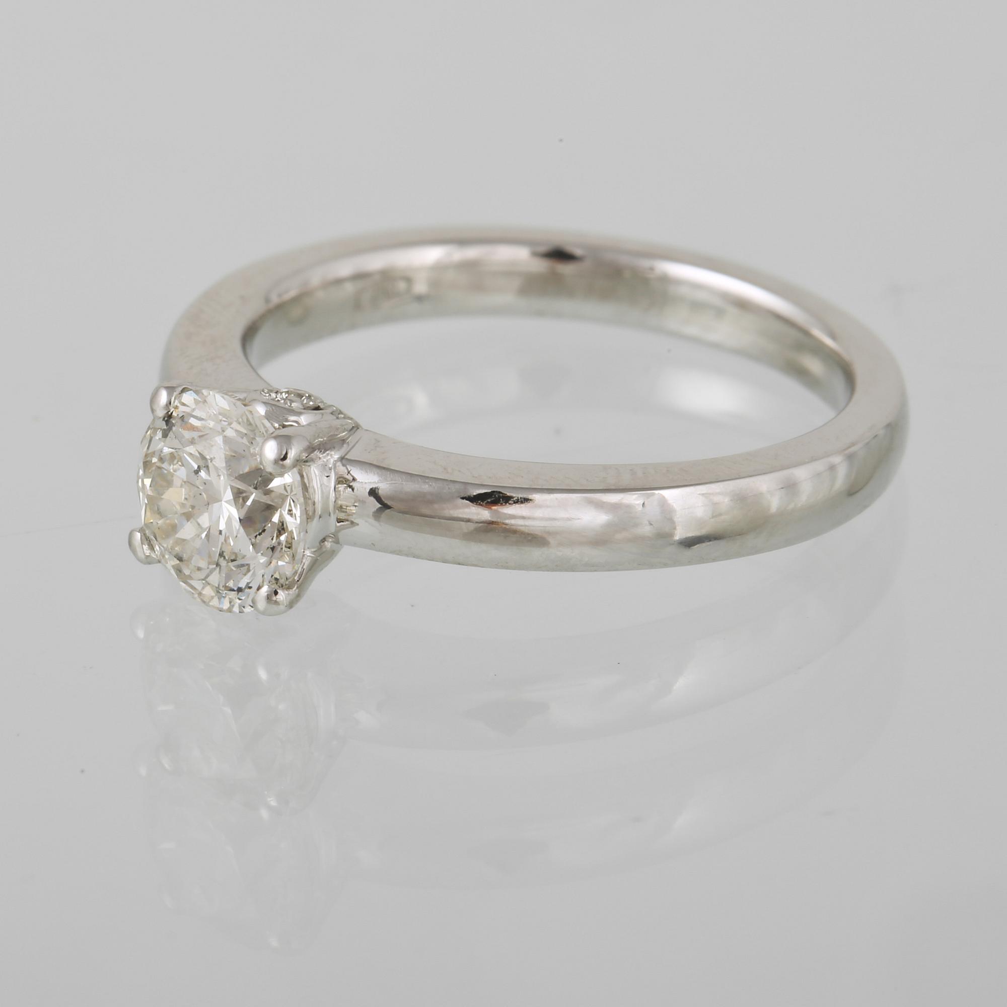 RING, 18K vitguld med briljantslipad diamant 1.02 ct. Vikt 5,0 gram.