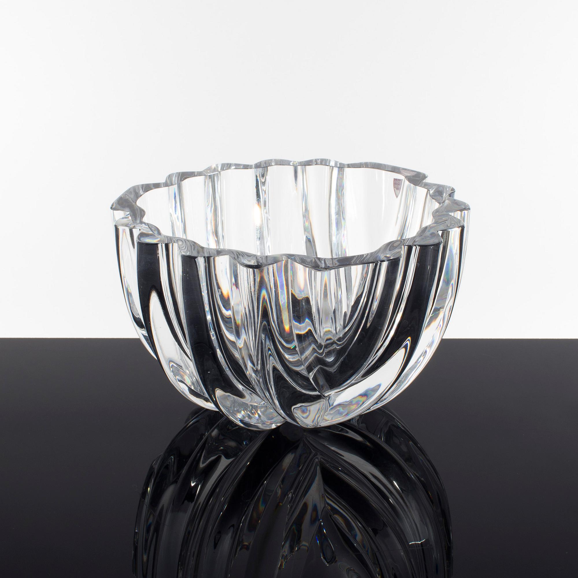 A crystal bowl by Lars Hellsten for Orrefors glassworks. - Bukowskis