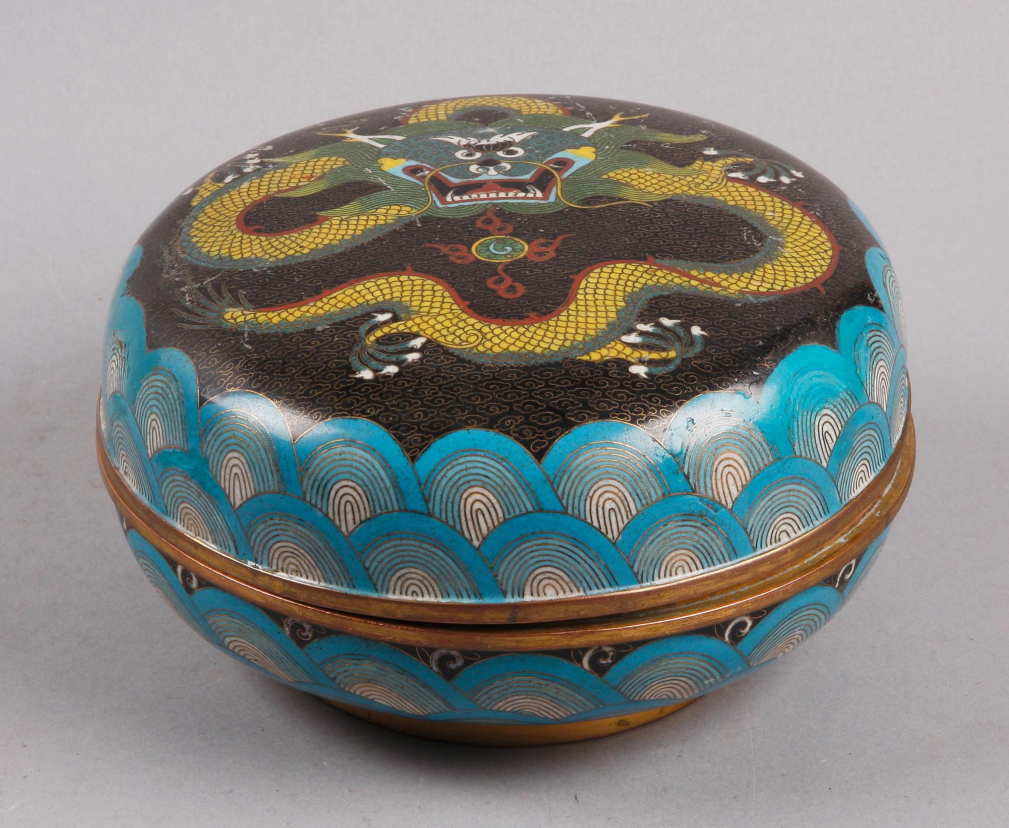 BURK MED LOCK, cloisonné, Kina. 1800/1900-tal.