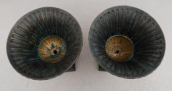 TRÄDGÅRDSURNOR, 1 par, gjutjärn, modern tillverkning.