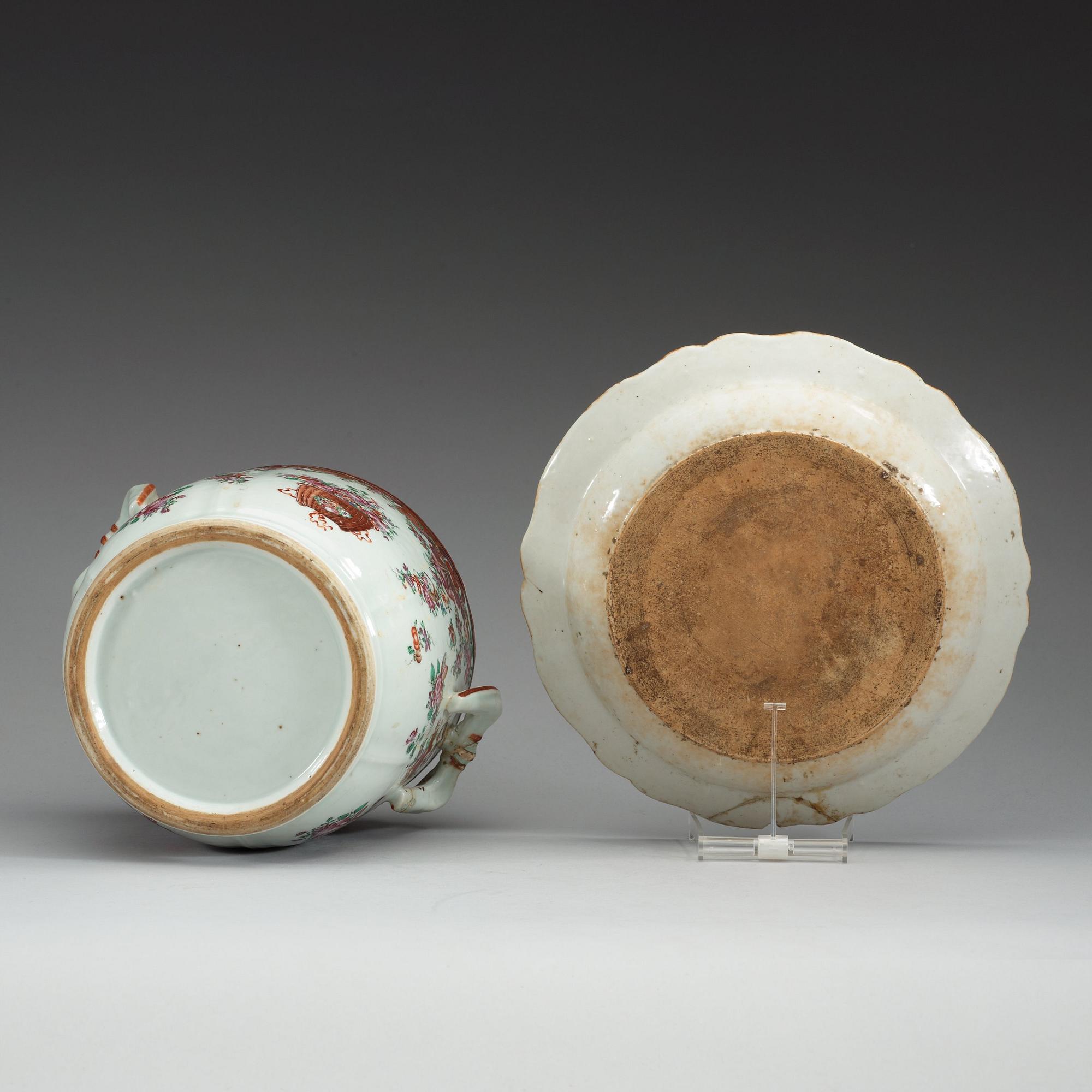 YTTERFODER/CHAMPAGNEKYLARE med FAT, kompaniporslin. Qing dynastin, Qianlong (1736-95).