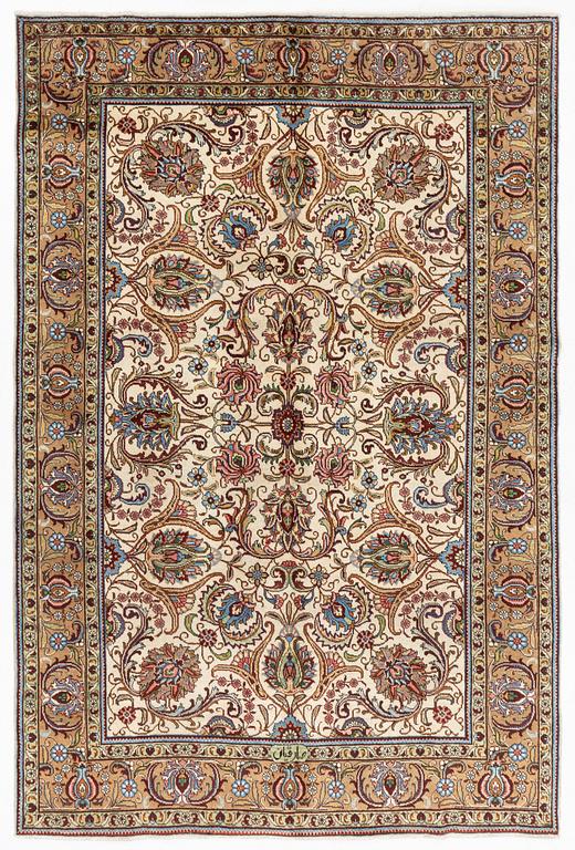 A Tabriz carpet, 309 x 205 cm.