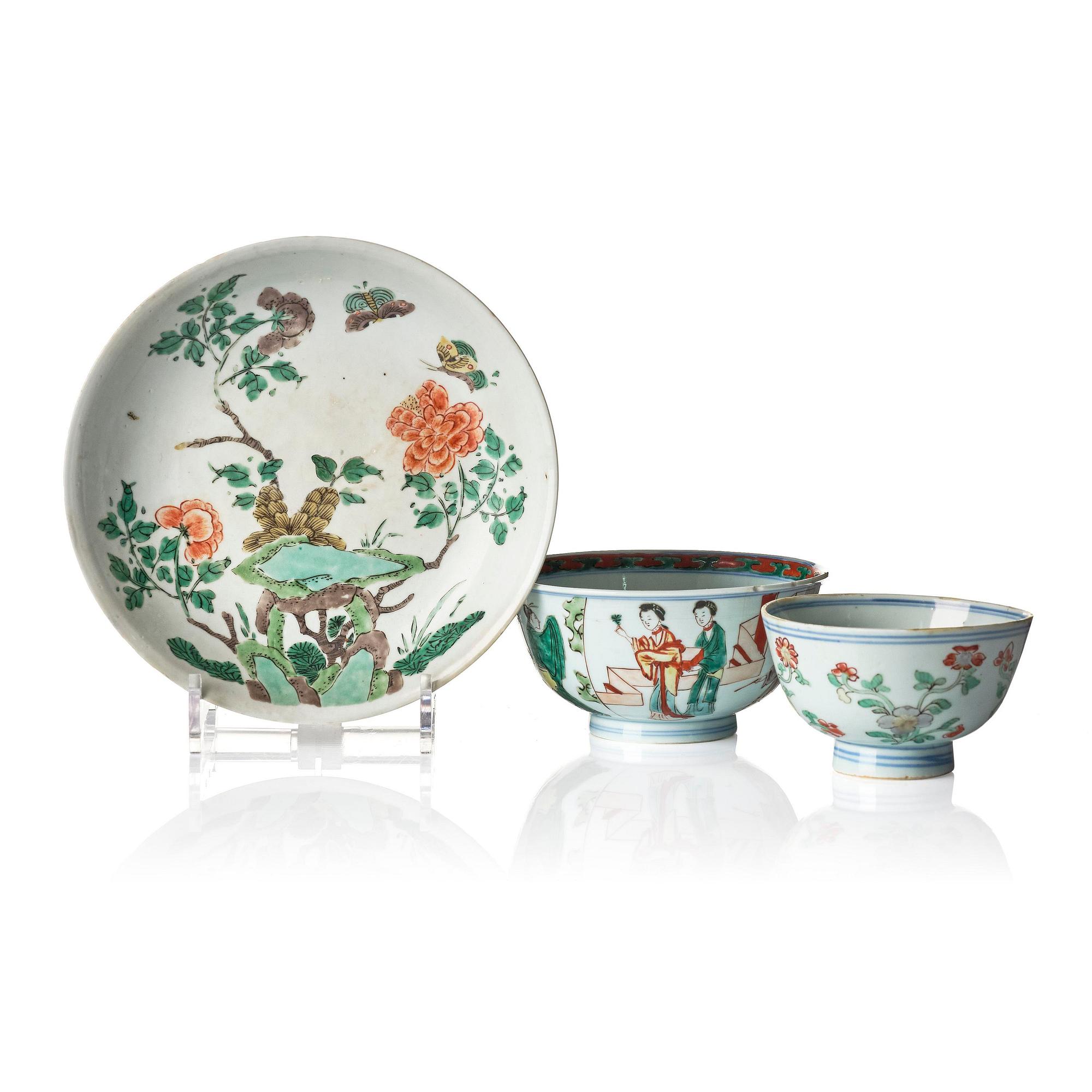 A set of two famille verte bowls and a dish, Qing dynasty, early Kangxi (1662-1722).