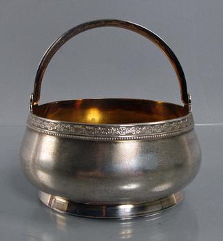 SKÅL MED HÄNKEL, silver. Ryssland.