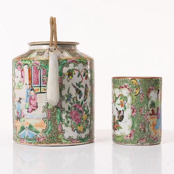 A Chinese Canton porcelain cup and a teapot, 19/20th century.