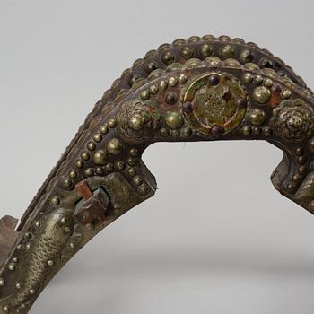 Sadel, trä och metall. Troligen sen Qing dynasti (1644-1911).
