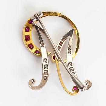 Torbjörn Tillander, brosch i form av bokstaven "M", 18K guld. Helsingfors 1981.