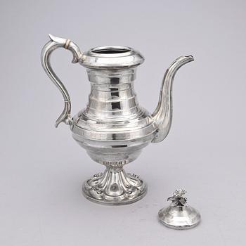 KAFFEKANNA, silver, Carl Nyström Stockholm 1850. Total vikt ca 950 gram.