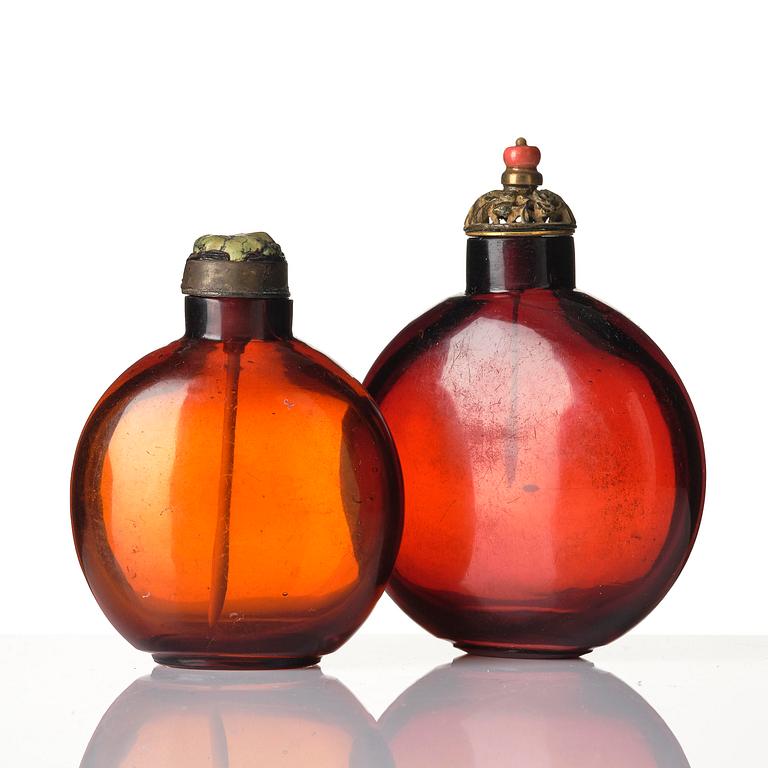 A set of two large glass snuff bottles, late Qing dynasty, circa 1900.