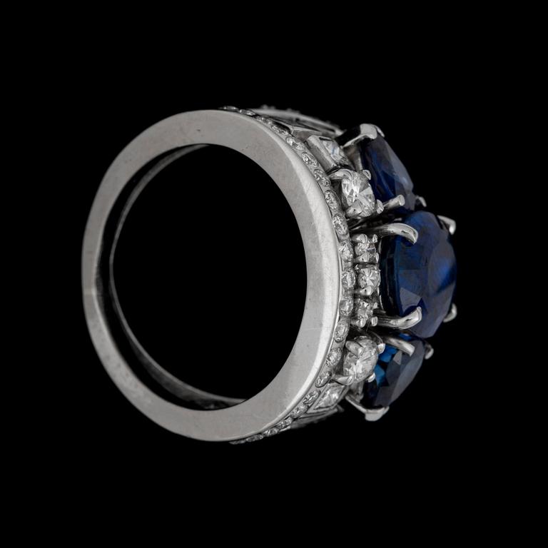 A princess- and brilliant cut diamond ring, tot. 1.64 ct, oval cut sapphire 4.45 ct, 2 drop cut sapphires tot. ca 3 ct.