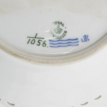 Royal Copenhagen, gallerskål med fat, porslin, Musselmalet, helblond, Danmark.