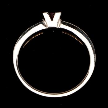 RING, vitguld 14K med granat 0,40 ct. och 10 st briljantslipade diamanter tot. 0,16 ct. Vikt 5 g.