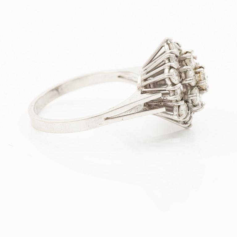 Ring 18K white gold set with brilliant-cut diamonds.