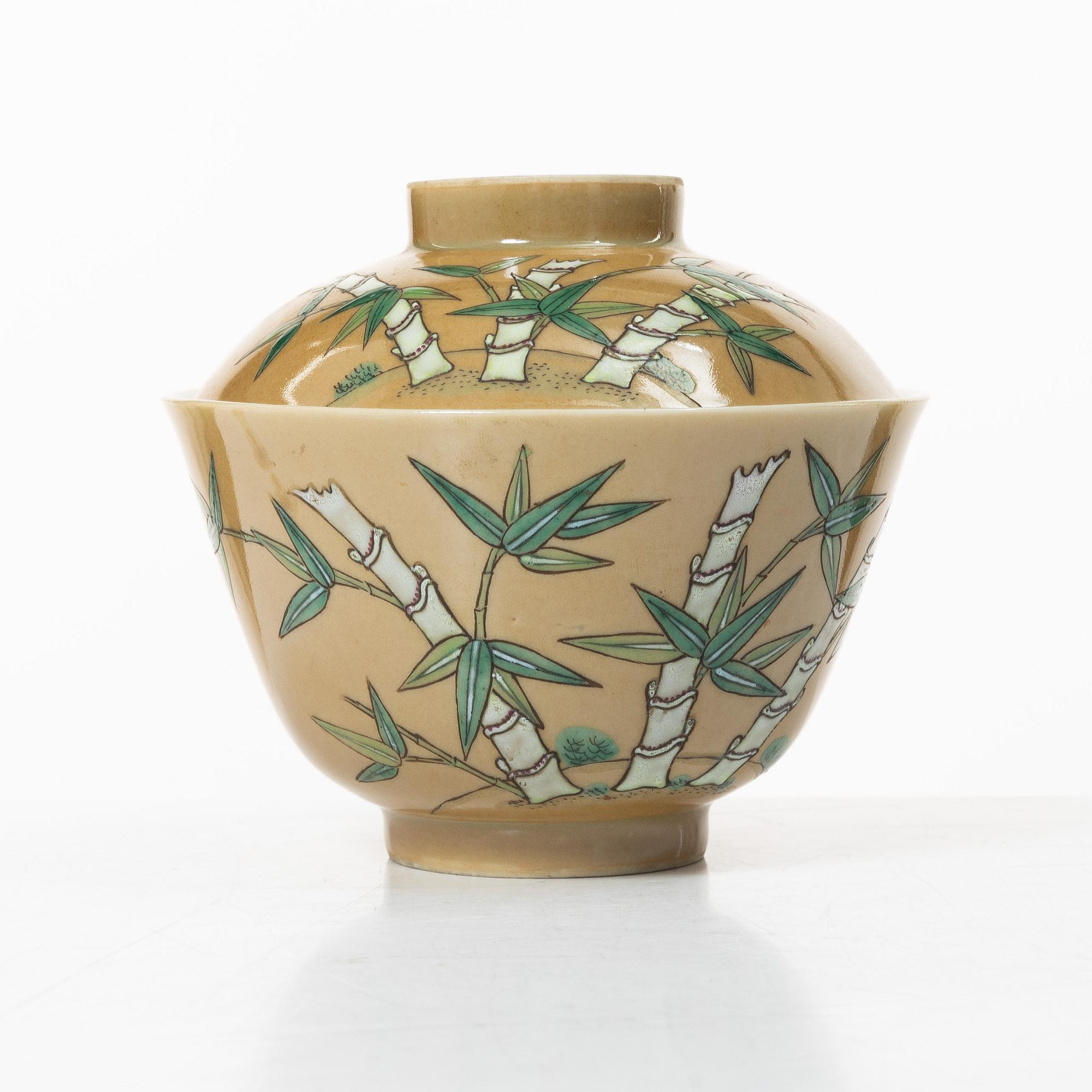 A porcelain cup with cover, 20th century, with the mark of Thongzhi.