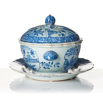 A blue and white tureen with cover and stand, Qing dynasty, Qianlong (1736-95).