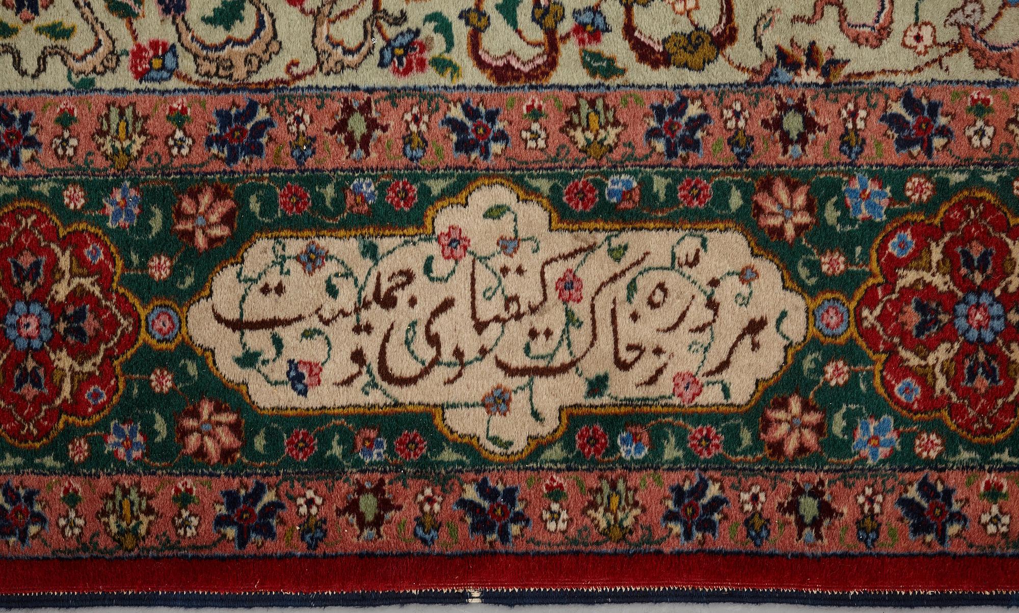 Matta, semiantik Täbris, signerad ca 335,5 x 256,5 - 261,5 cm.