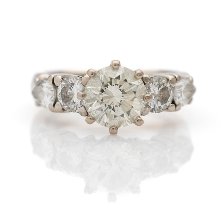 Ring, 18k guld med 5 diamanter.