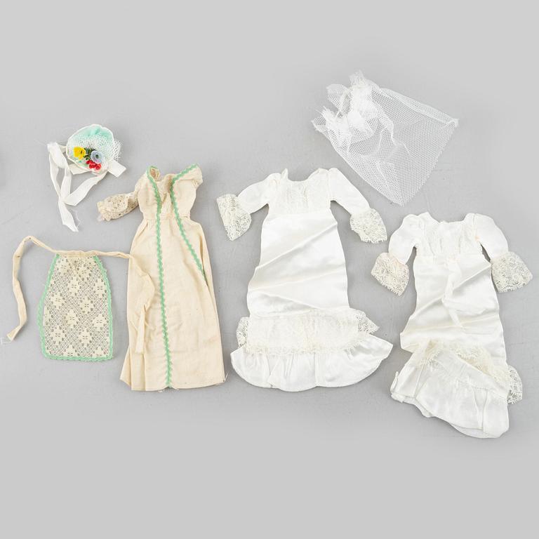 Barbiedockor, 4 st, Bl a "Malibu Skipper" & "Ken Mod Hair", samt kläder och accessoarer, Mattel, 1970-tal.