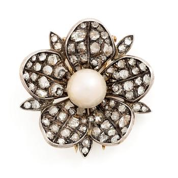 532. W.A. Bolin brosch i form av blomma 18K guld och silver med en bouton-formad pärla samt rosenslipade diamanter.