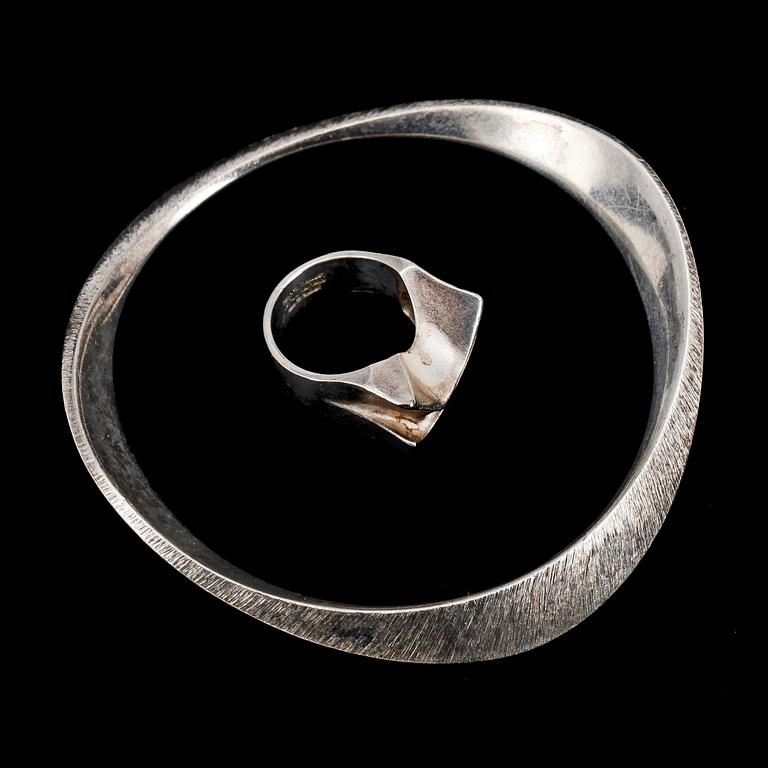 ARMRING samt RING, silver, Rey Urban, Stockholm, 1966 resp Björn Weckström, Lapponia, Finland, 1973. Tot ca 50 g.