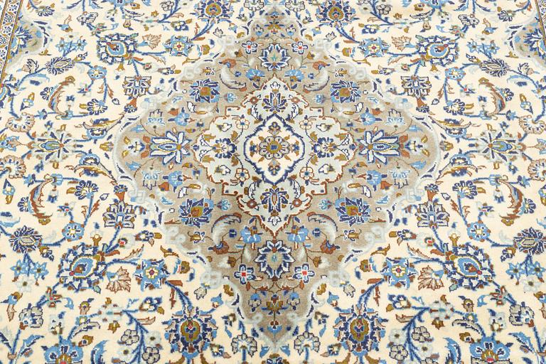A carpet, Kashan, ca 310 x 205 cm.
