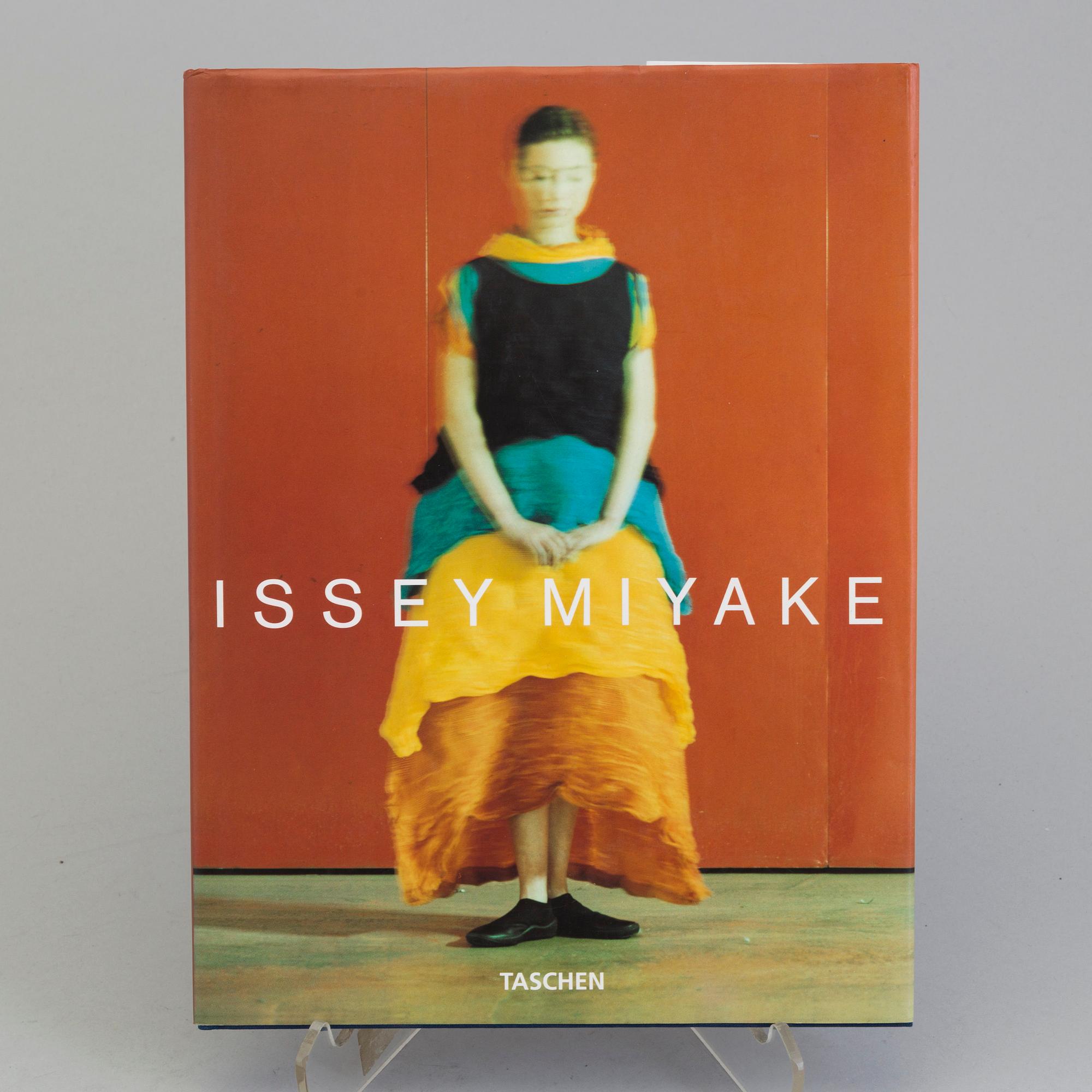 【超歓迎】 BOOKS ABOUT FASHION (4): Issey Miyake. - Bukowskis アート・デザイン・音楽