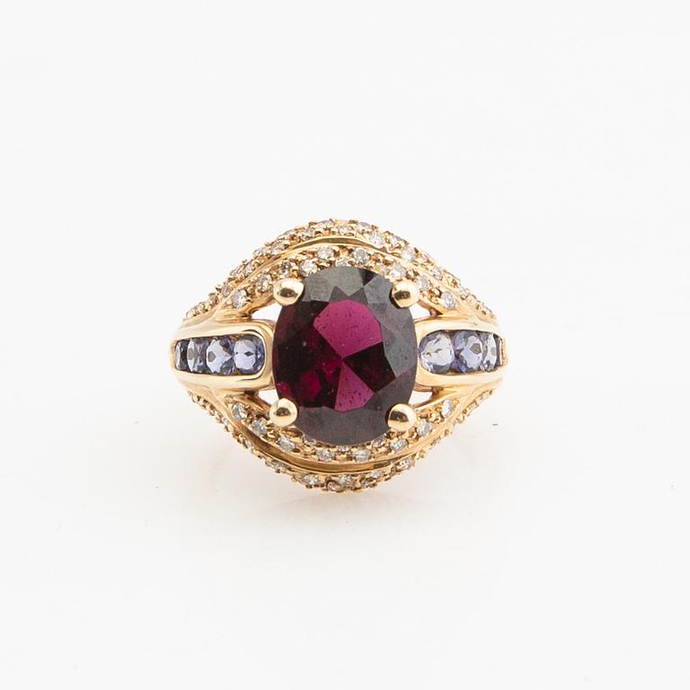 Ring, 18K gold with garnet, lavender-coloured iolites and brilliant-cut diamonds.