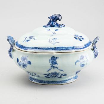 A Chinese Qianlong blue and white porcelain tureen and lid.