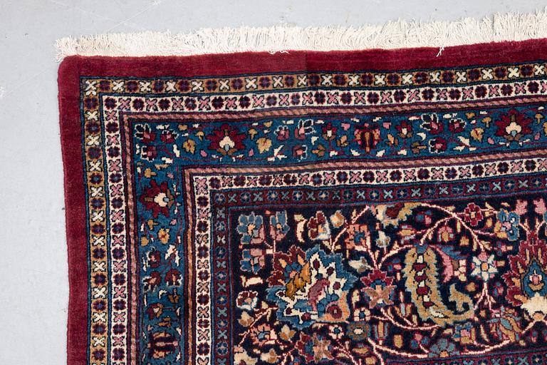 Matta antik Meshed, signerad Amoghli, ca 526,5 x 356 cm.