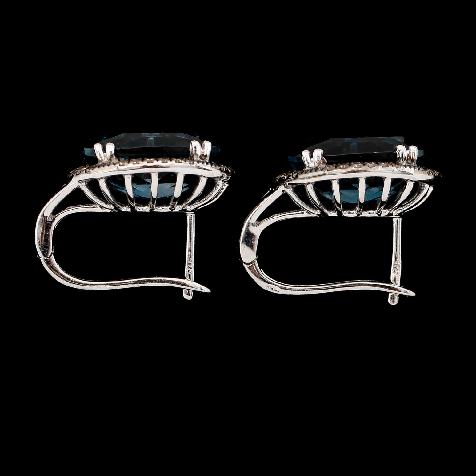 ÖRHÄNGEN, 1 par, 14K vitguld, blå topaser samt diamanter. Enligt uppgift London.