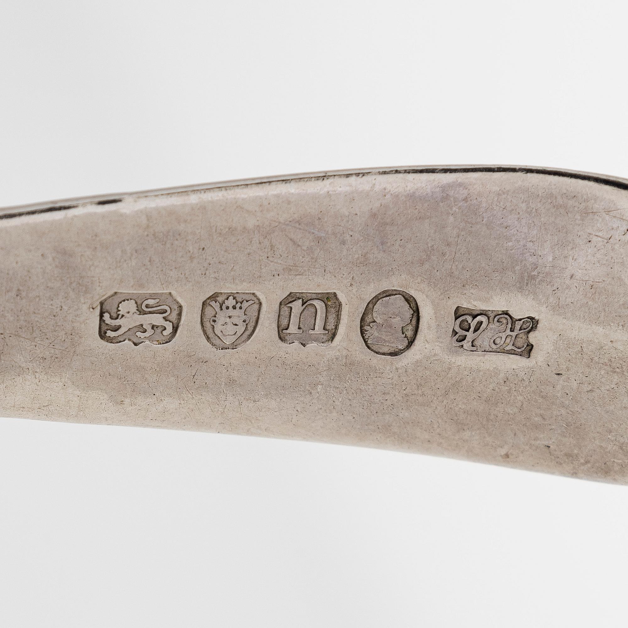 Fiskspade och fruktskedar, 2 st, sterlingsilver, London 1833 och 1788 och Sheffield 1904..