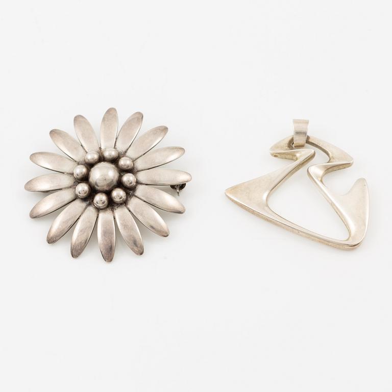 Henning Koppel, hänge  'Amoeba' silver för Georg Jensen, och brosch, silver ASA, Asa-Silver Tage Linde, Falkenberg 1956.