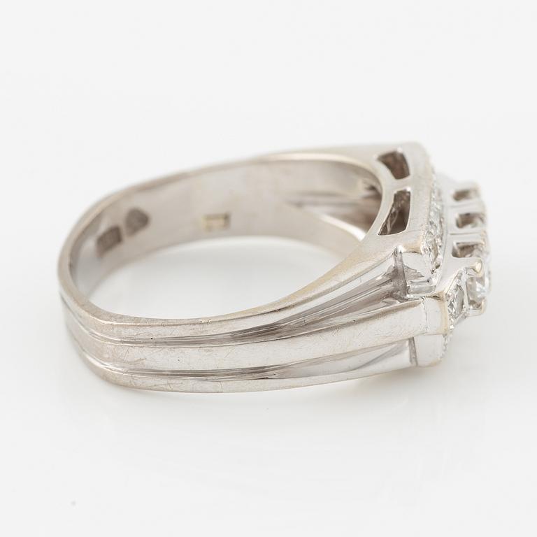 Ring, 18K white gold with brilliant-cut diamonds.