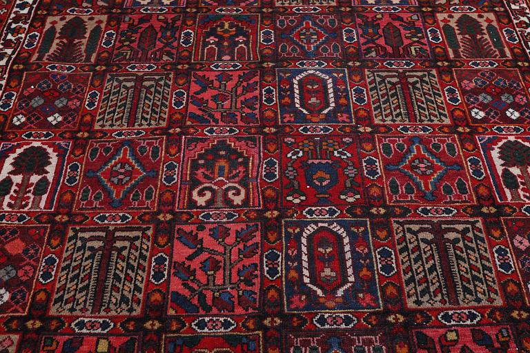 A CARPET, Bakthiari 390 x 305 cm.
