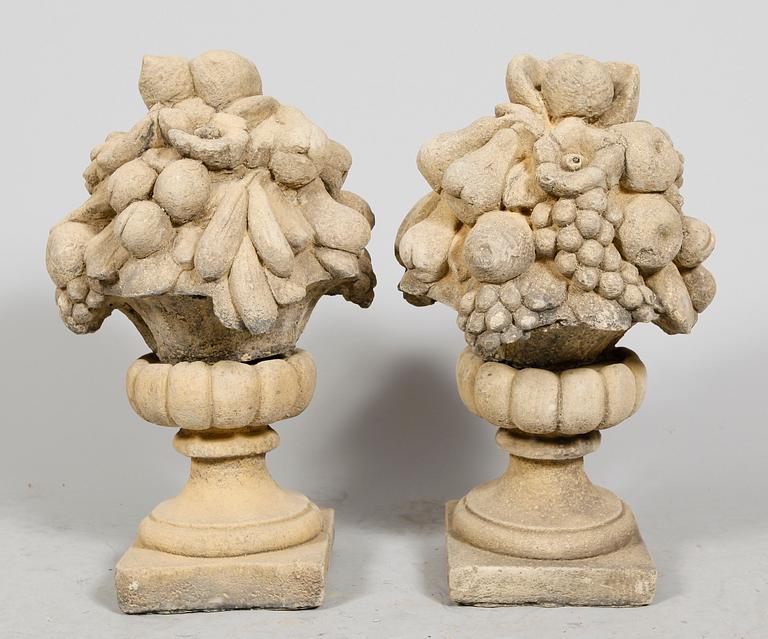 TRÄDGÅRDSDEKORATIONER, 1 par, stenmassa, samtida.