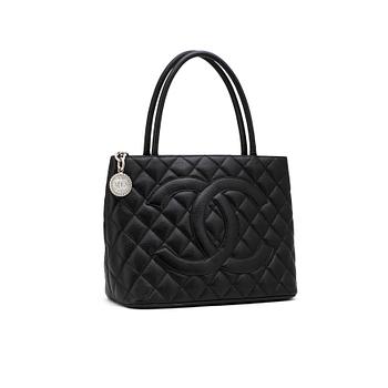 467. CHANEL, a black leather "Shopping" handbag.