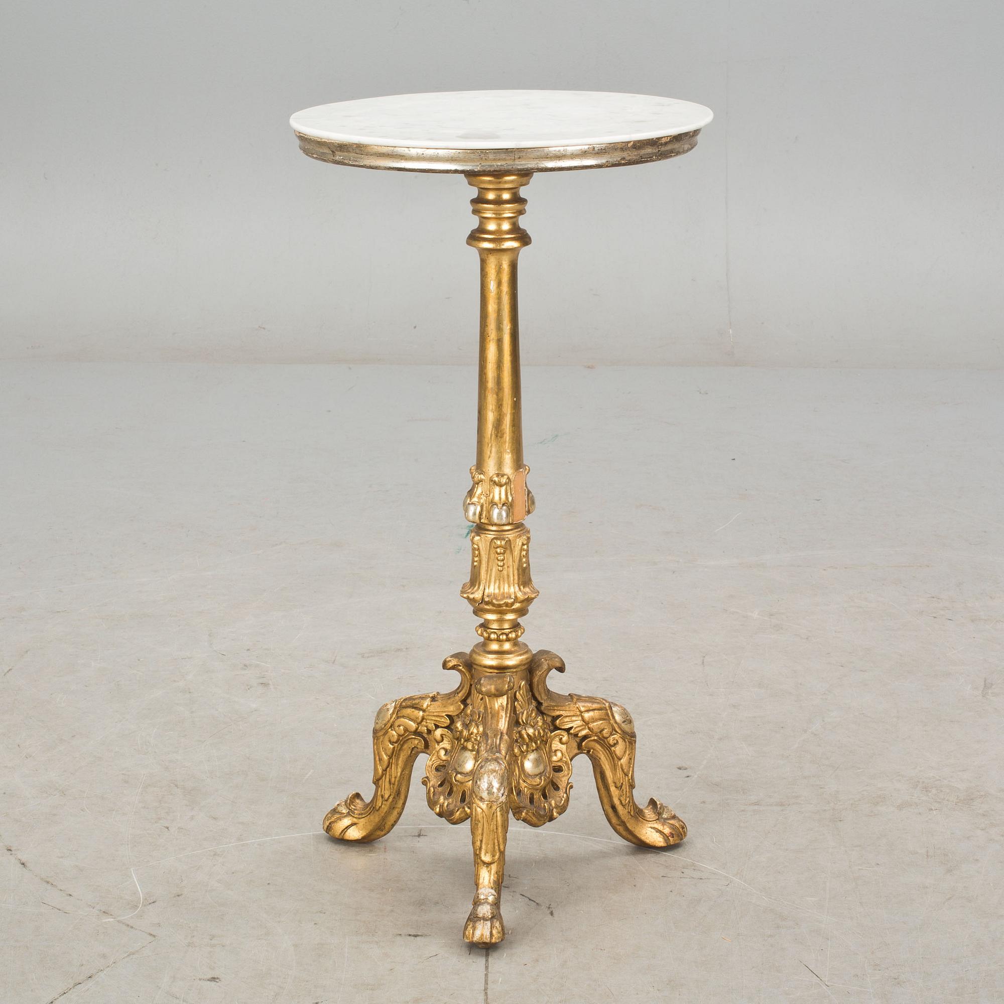 BORD, förgyllt och skulpterat trä, 1800-tal.