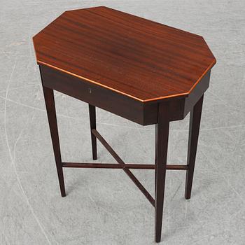 A mahogany veneered sewing table, early 20th Ventury.