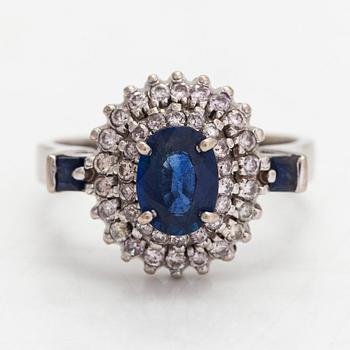 Sormus, n. 14K valkokultaa, safiireja ja timantteja yht. n. 0.40 ct.